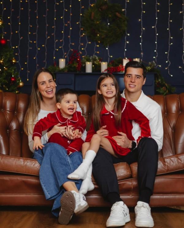 Feliz Natal！申花外援特謝拉一家四口圣誕合影